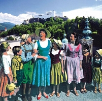 Julie Andrews und die Gören vor der Salzburger Kulisse